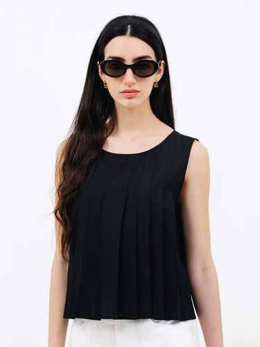 Pleats Sleeveless Blouse_Black - Jun by Jun k. - Modalova