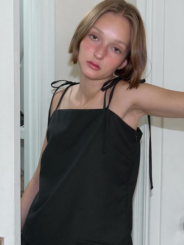 Shoulder Strap Sleeveless Top_Black - ouie - Modalova