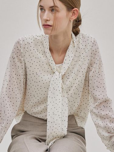 Heart Pattern Blouse _ Beige - hyyk - Modalova