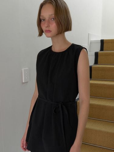 Shirring Linen Sleeveless Blouse_Black - ouie - Modalova