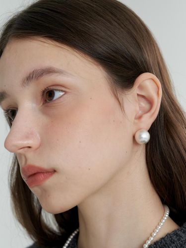 Big Snowy Ball Earrings - LOVE ME MONSTER - Modalova