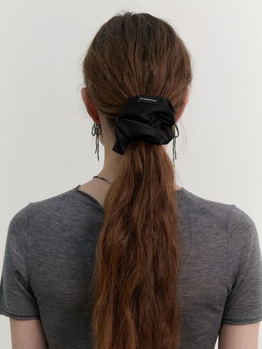 Essential Satin Scrunchie M - LOVE ME MONSTER - Modalova