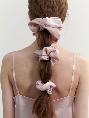 Essential Satin Scrunchie S - LOVE ME MONSTER - Modalova