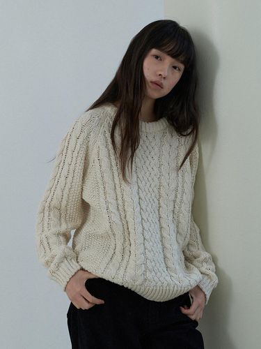 Cozy Cable Round Knit Top - URAGO - Modalova