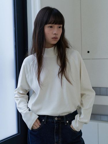 Mock Neck Raglan T-shirt - URAGO - Modalova