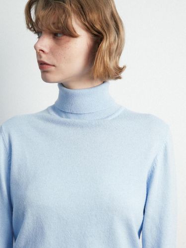 Finger Hole Turtle Neck Knit / Sky - MOONSUN - Modalova