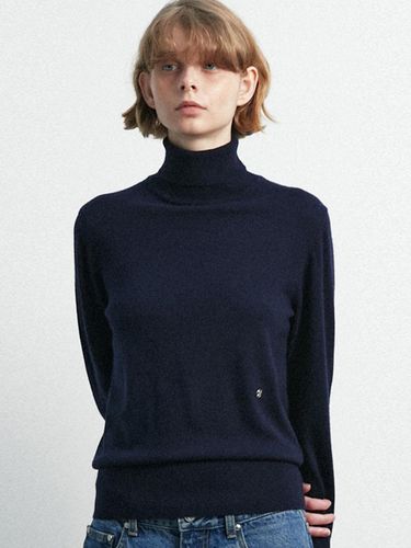 Finger Hole Turtle Neck Knit / Navy - MOONSUN - Modalova