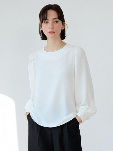 Shirring No Collar Round Neck Blouse - sisterhood - Modalova