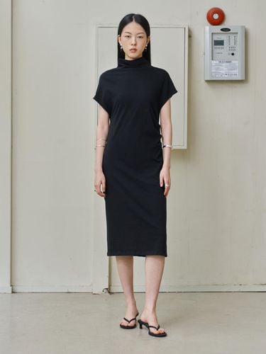 Mock Neck Shirring Dress_Black - WEARIS - Modalova