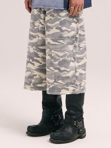 Double Knee Rip Stop Camo Bermuda Pants - AKECII - Modalova