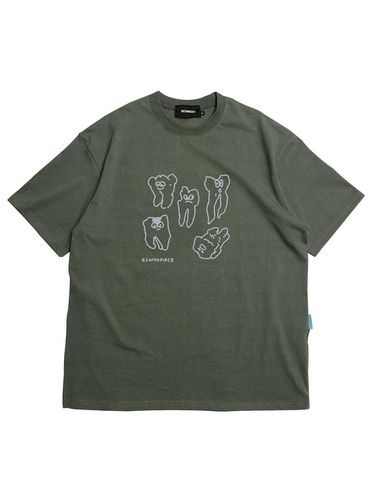 EZwithPIECE] TEETH TEE (KHAKI) - PIECEMAKER - Modalova