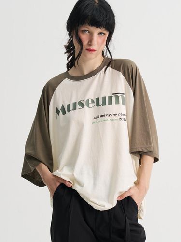 Season Point Museum Raglan T-shirt_Brown - SORRY TOO MUCH LOVE - Modalova