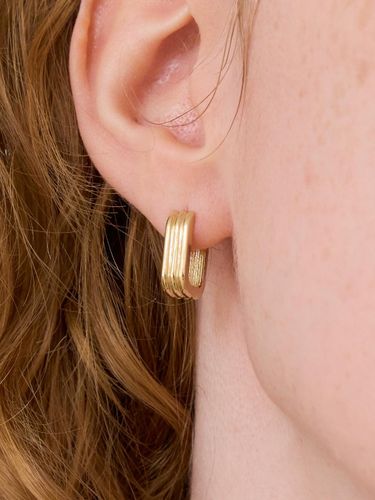 K Lined Bold One Touch Earrings - BARA DU - Modalova