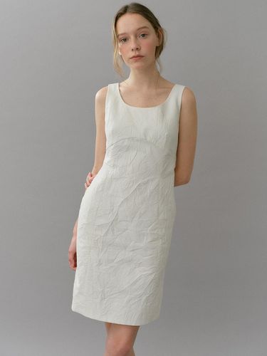 Wrinkled sleeveless dress (cream) - blank03 - Modalova