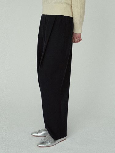 Wool curved tuck pants (navy) - blank03 - Modalova