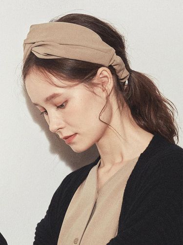 COZY BANDANA HAIR BAND_Beige - atempo - Modalova