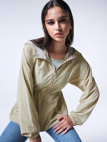 Light Cover Slim Fit Windbreaker_WHITE Beige - SOGNARE BY - Modalova