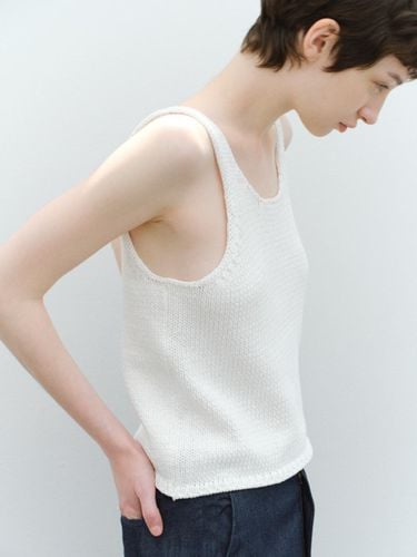 Sleeveless knit (white) - tetu - Modalova