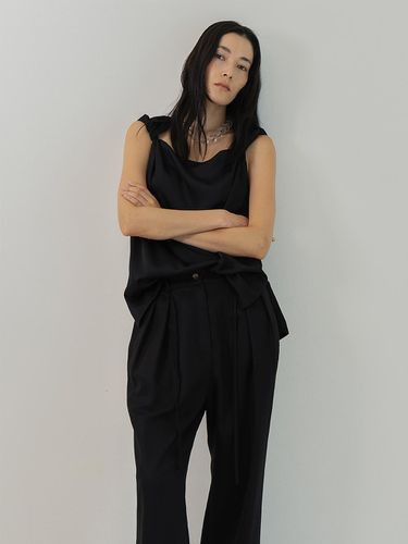 Twisted Sleeveless Top (Black) - YIJU - Modalova