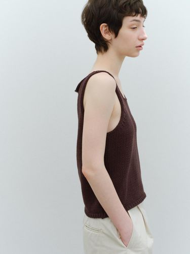 Sleeveless knit (brown) - tetu - Modalova