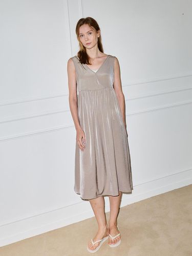 MJ_V-neck elegant nightgown__KHAKI BEIGE - Melanie Joy - Modalova