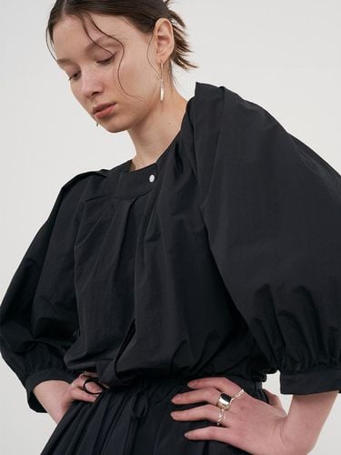 Volume Cropped Blouse (Black) - NOMINATE - Modalova