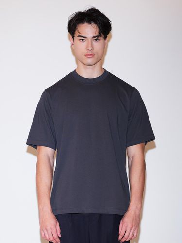 Clerestory Mock Neck T-Shirt - FINSDRUCK - Modalova