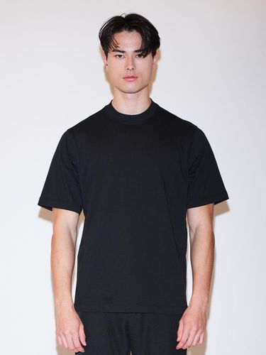 Clerestory Mock Neck T-Shirt Black - FINSDRUCK - Modalova