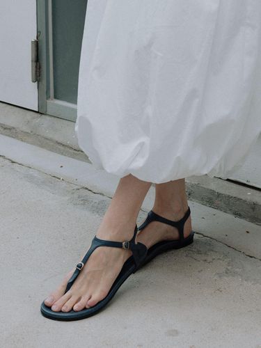 CRIS T-STRAP SANDAL_NAVY - cahaya - Modalova