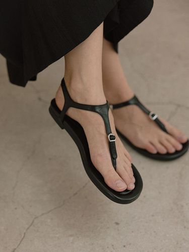 CRIS T-STRAP SANDAL_BLACK - cahaya - Modalova