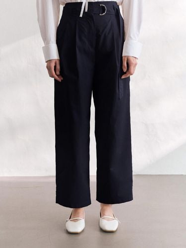 Belted two-tuck twill pants [Dark Navy] - BRILLE MONTHS - Modalova