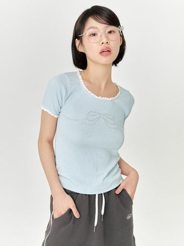 RIBBON CUBIC T-SHIRT - SKY BLUE - ADORE BELLE - Modalova