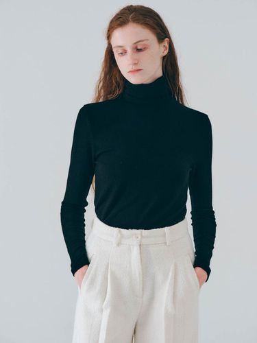 Basic wool turtleneck top (Black) - noeud - Modalova