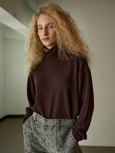 BASIC TURTLENECK POLA KNIT_BROWN - Trip LE Sens - Modalova