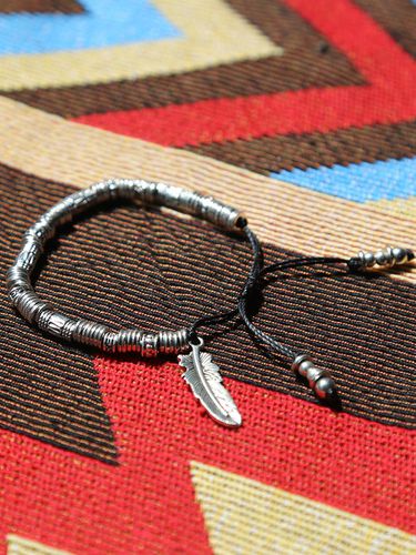 Feather & antique silver beads bracelet - KND - Modalova