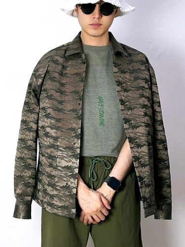 RESORT Camouflage Trucker Shirt - NAVY SCANDAL - Modalova