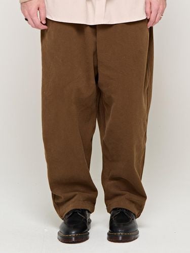 CB BASIC NAPPING WIDE BANDING PANTS (BROWN) - CARGOBROS - Modalova