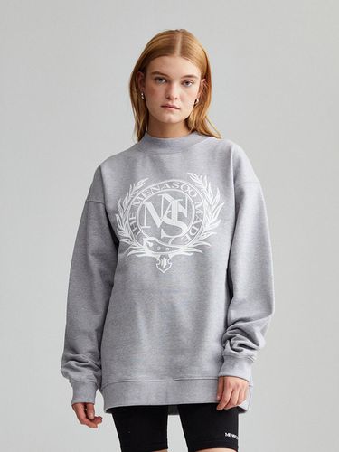 UNISEX HERITAGE EMBLEM MOCK-NECK SWEATSHIRT MELANG - MENASOO - Modalova