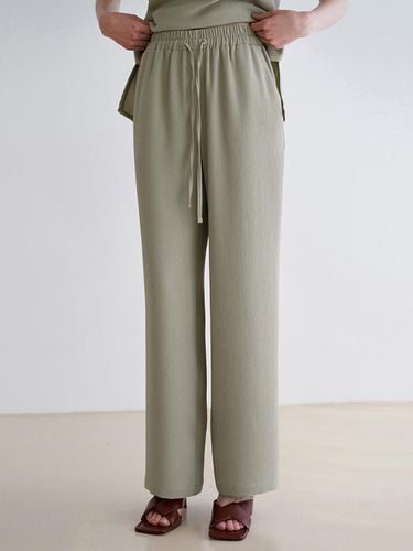 Pleats Banding Pants (KHAKI) - ILROZE - Modalova