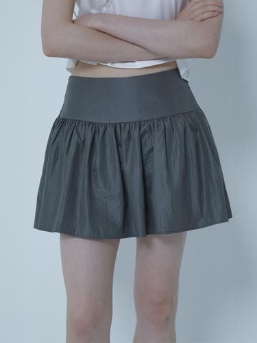 GLOSSY FLARE MINI SKIRT GREY - MORELIKEIT - Modalova