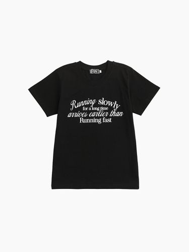 RUNNING SLOWLY SLOGAN TOP BLACK - MENASOO - Modalova