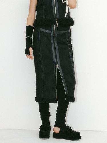 SHEARING SUEDE LONG SKIRT - BLACK - YUSE - Modalova