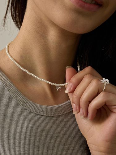 Tiny Ribbon Pearl Necklace ENJ24NW010 - eenie beenie - Modalova