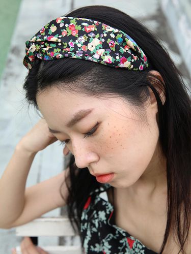 Sharon Flower Hairband_Black - SORRY TOO MUCH LOVE - Modalova