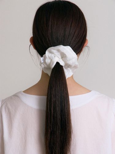 Check Sheer Scrunchie (White) - 38comeoncommon - Modalova