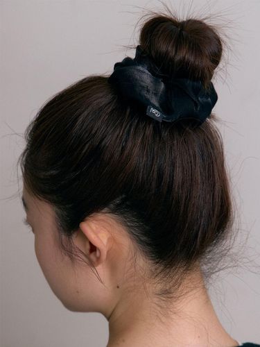 Sheer Scrunchie (Shine Black) - 38comeoncommon - Modalova