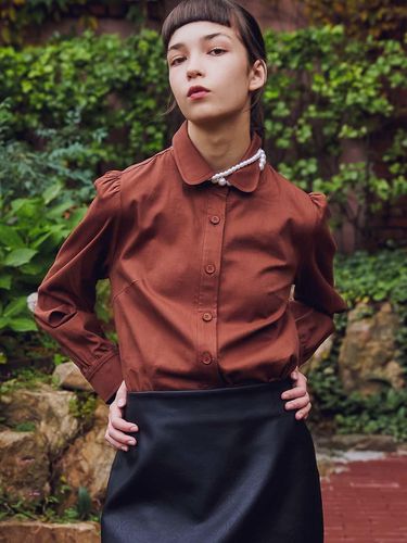 Round Collar Lauren Blouse_Brown - SORRY TOO MUCH LOVE - Modalova