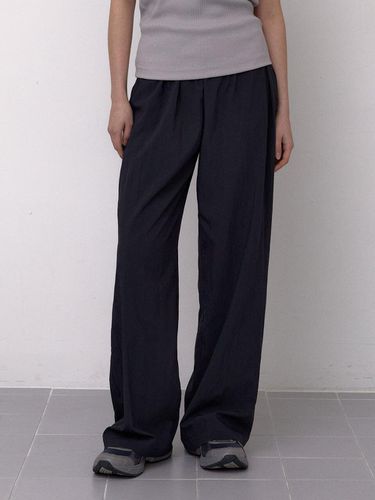 Nylon loose Banding Pants (Charcoal Navy) - 38comeoncommon - Modalova