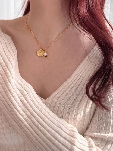 Classic Coin Pendant Necklace_Gold - LOEKA - Modalova