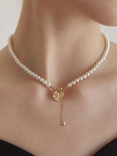 Rose Toggle Pearl Necklace - TATIANA - Modalova